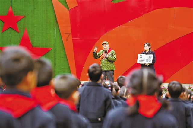 他曾担任北京市公安局局长，1966年被审查，1968年被关押入狱